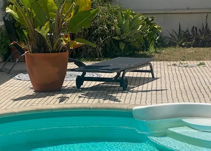 Bunker 11 Surf House * Charneca (Setubal)